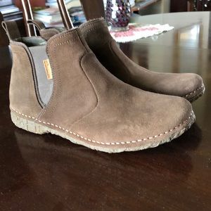 El Naturalista brown suede booties size 39